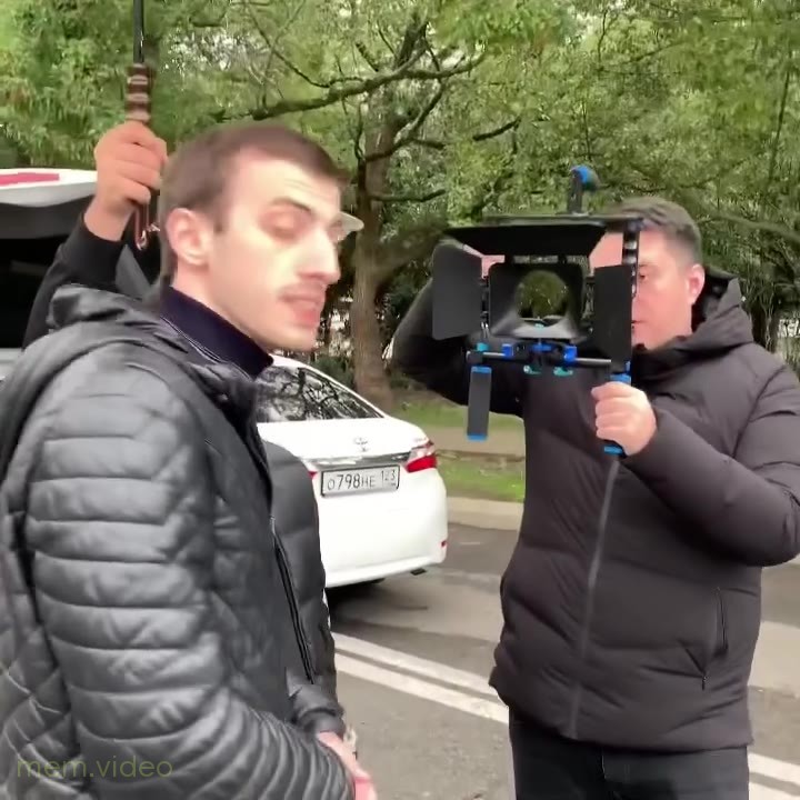 Кадр: «А я все запоминаю» — мужчина смотрит через каркас камеры
