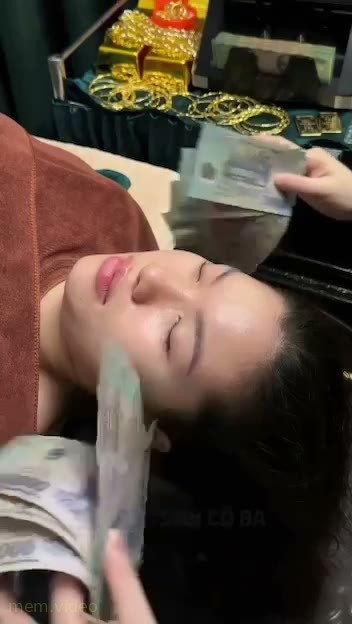 Кадр: Девушку в спа обмахивают веером из пачек денег