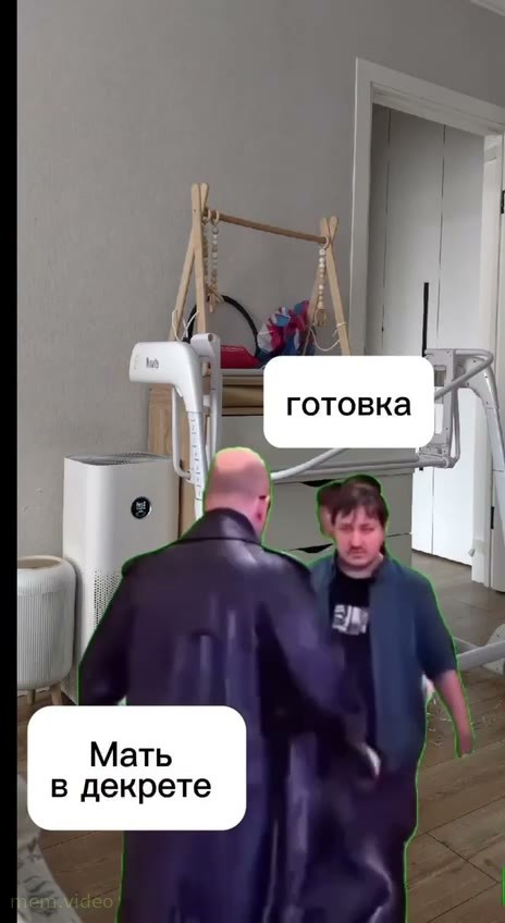 Кадр: Мужчина в черном плаще бьет людей по лицу