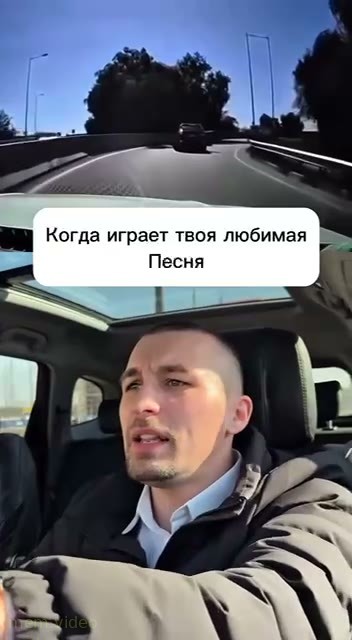 Кадр: «Танцуют звезды и луна» — парень поет за рулем