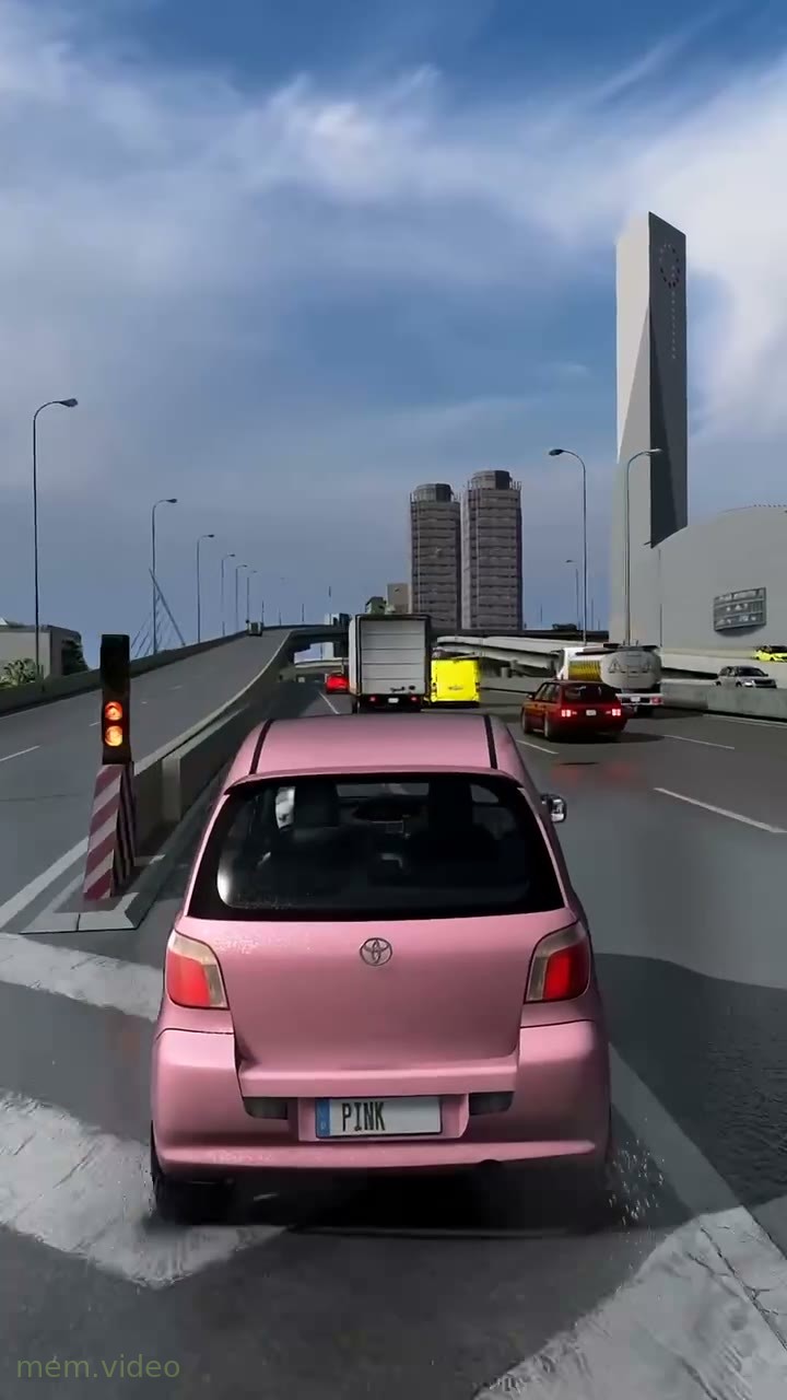 Кадр: Розовая машина Toyota едет и прыгает по трассе