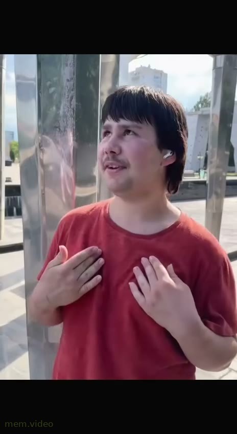 Кадр: «Он пашет, я красивая» — Кирилл поет на улице