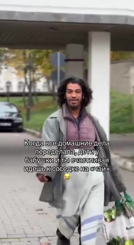 Кадр: Мужчина танцует с пакетами и падает на куст
