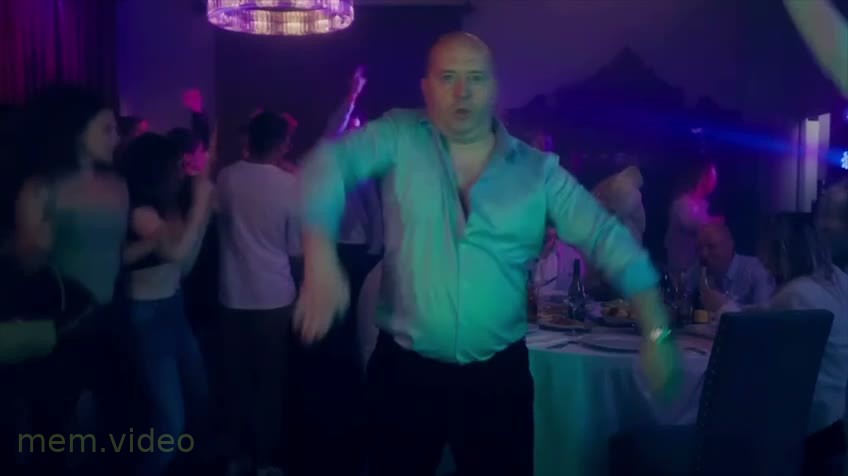 Кадр: «Ахуенно!» — Сергей Бурунов танцует в клубе в клипе «Дядя Гена»