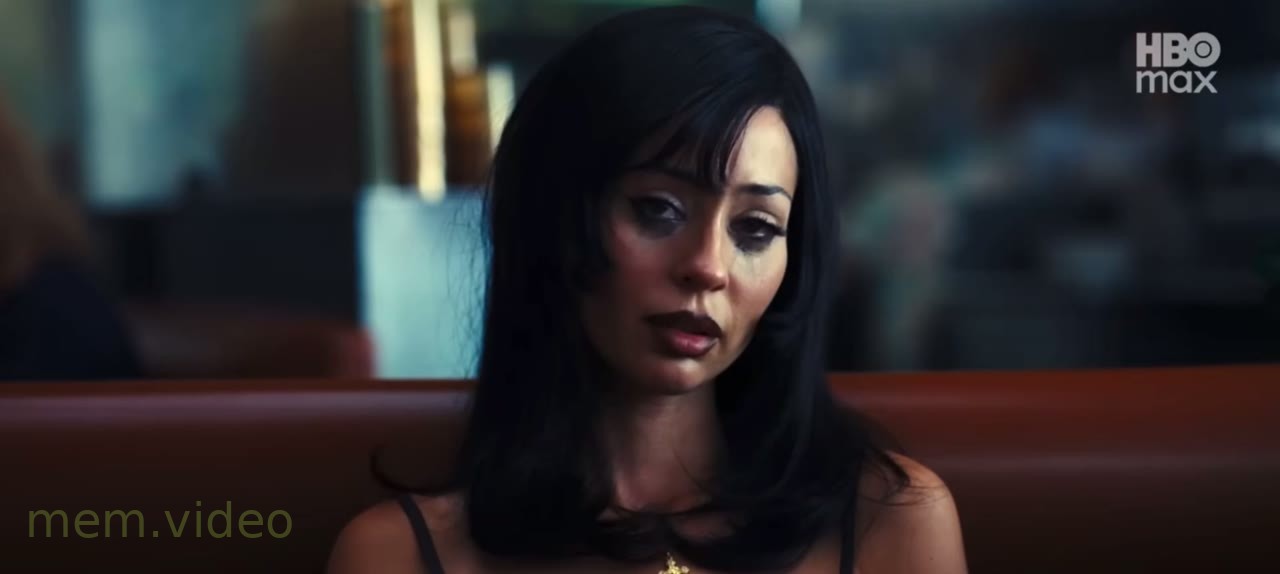 Кадр: Кесси и Мэдди плачут в кафе — сериал «Эйфория»