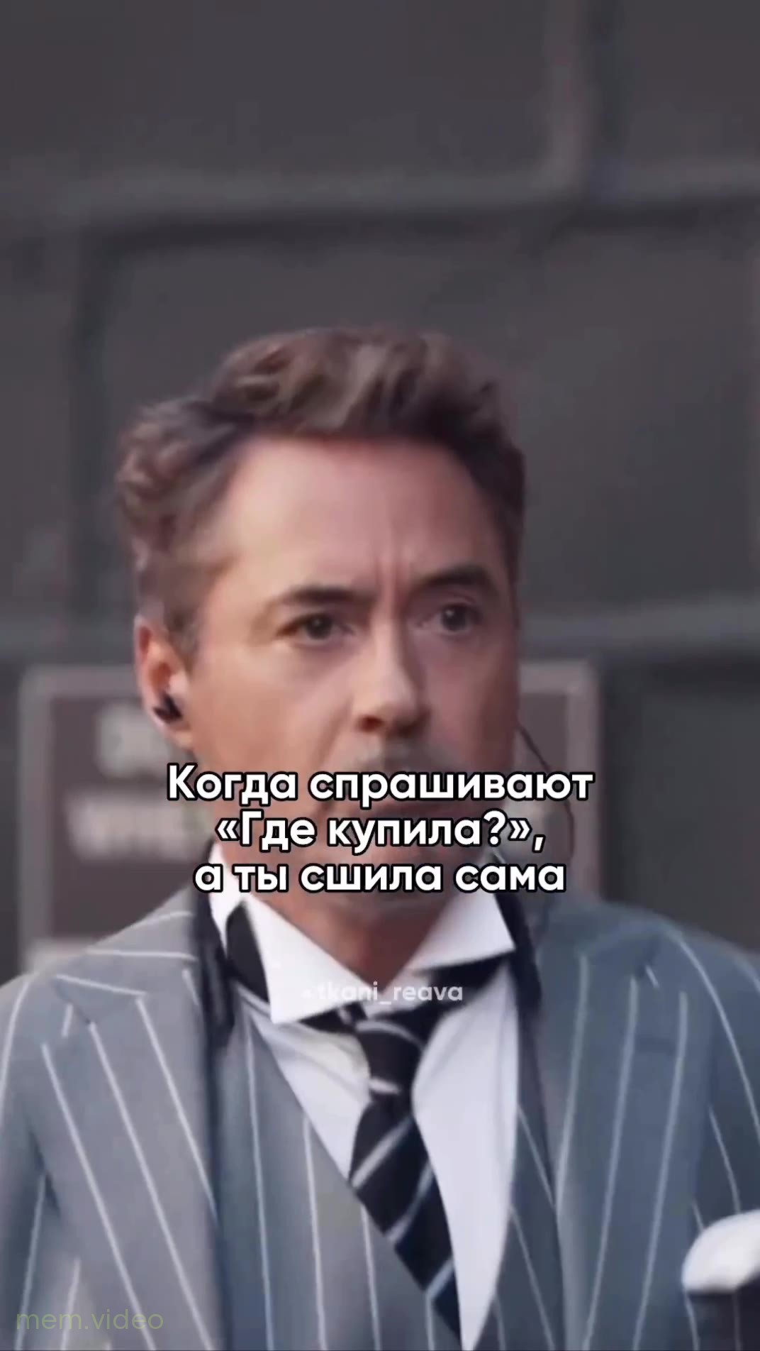 Кадр: Роберт Дауни младший танцует в сером костюме
