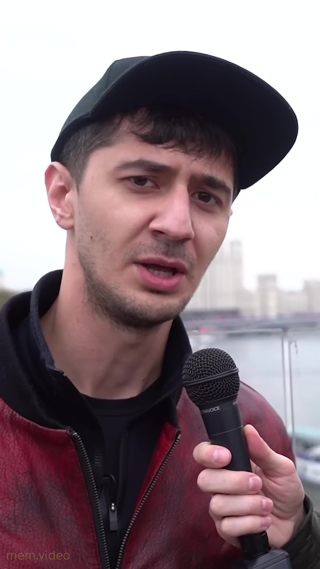 Кадр: «Для меня только тёщин праздник — праздник» — мужчина в кепке