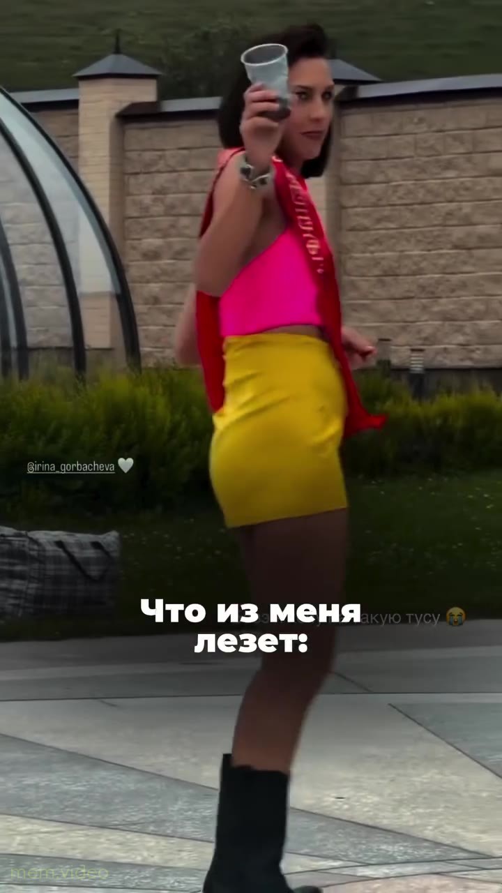 Кадр: Девушка в ярком наряде танцует на улице