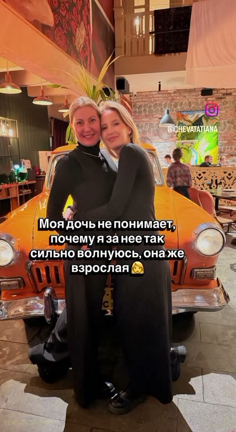 Кадр: Обезьяна в детском комбинезоне улыбается на ладони