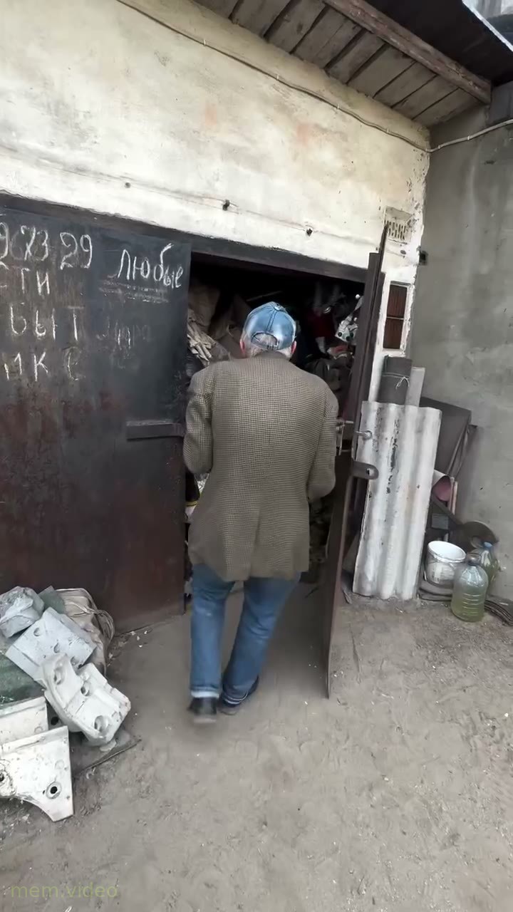 Кадр: «А тут я потом разберусь» — дедушка в заваленном гараже