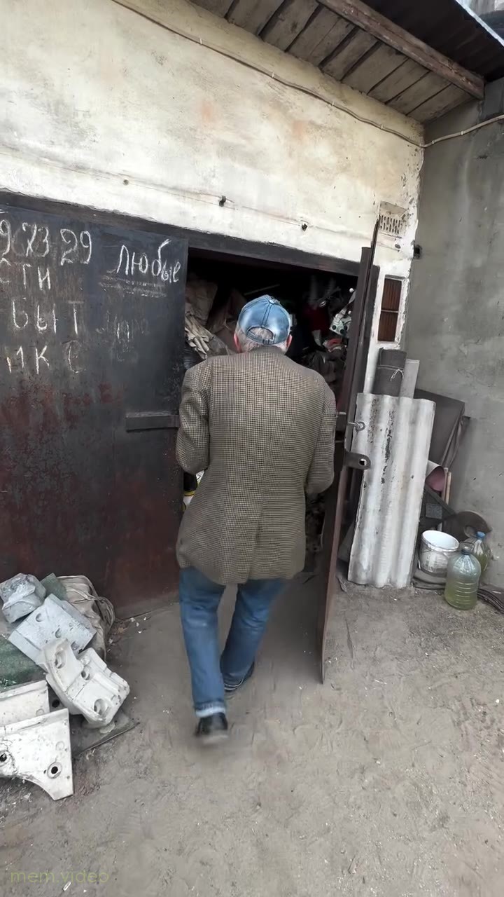 Кадр: "А тут я потом разберусь" — пожилой мужчина в гараже