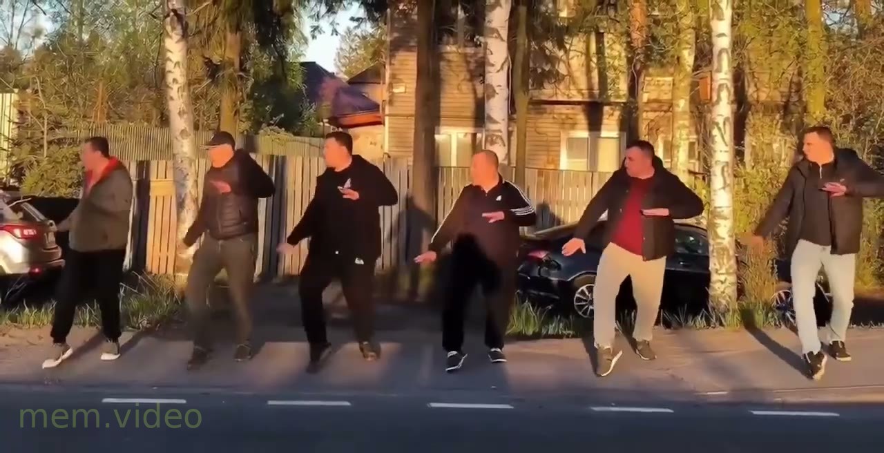 Кадр: Мужчины синхронно танцуют в шеренге на улице