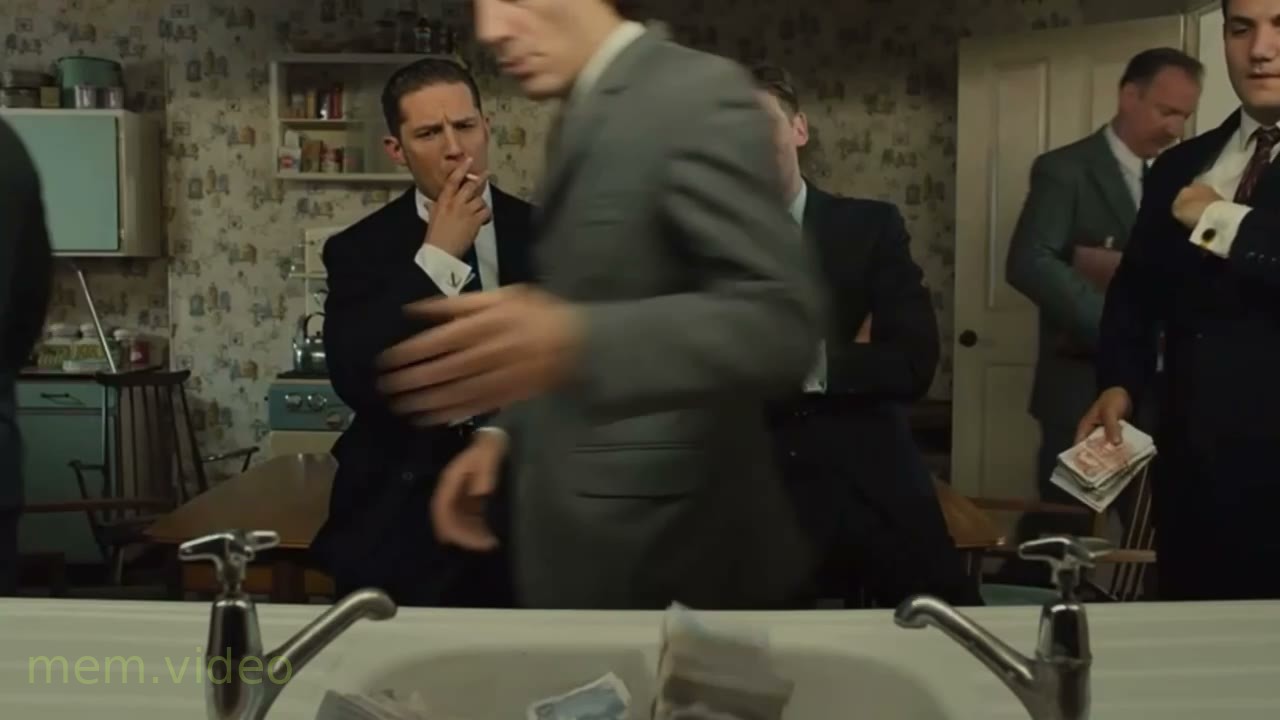 Кадр: Том Харди и гора денег в раковине в фильме «Легенда»