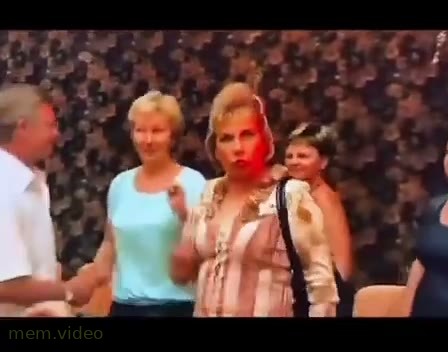 Кадр: Федункив танцует и подкатывает к мужчине