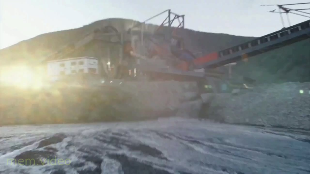 Кадр: Мужчины тяжело работают в фильме Gold Rush