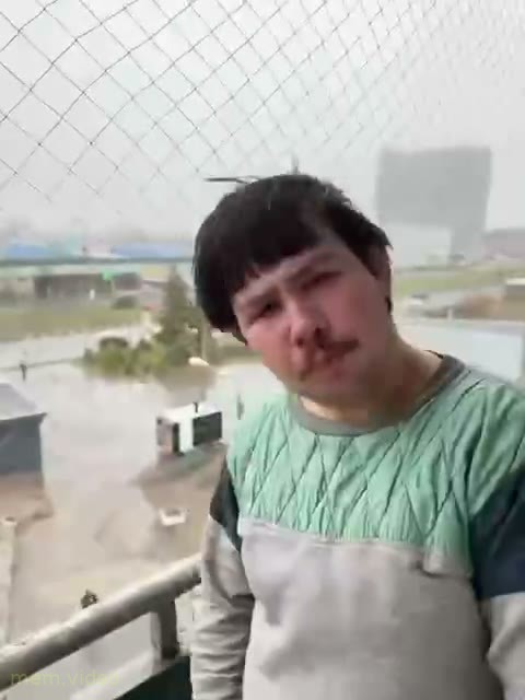Кадр: «Оставайся, мальчик мой» — парень поет на балконе