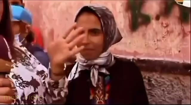 Кадр: Девушка в платке эмоционально спорит и жестикулирует