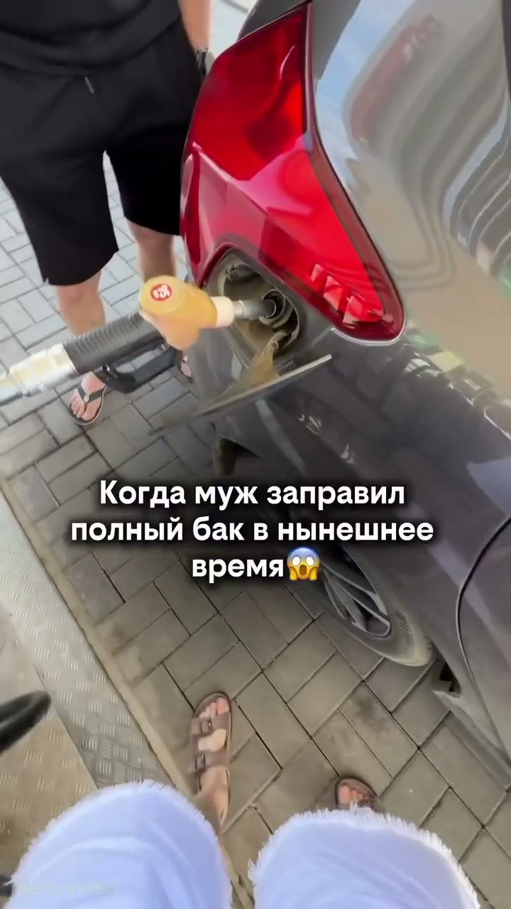 Кадр: «Мне похуй на деньги, братан» — Каха идёт к машинам