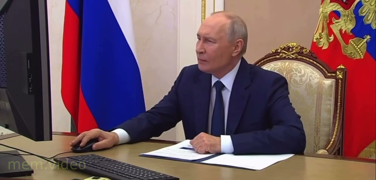 Кадр: Владимир Путин голосует за компьютером