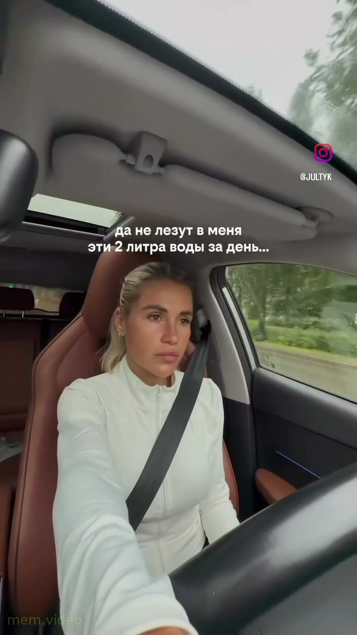 Кадр: Парень едет на детской розовой машинке по полю