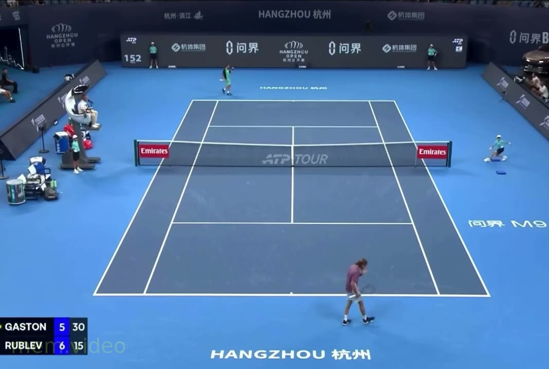 Кадр: Теннисист Андрей Рублев согнулся от усталости
