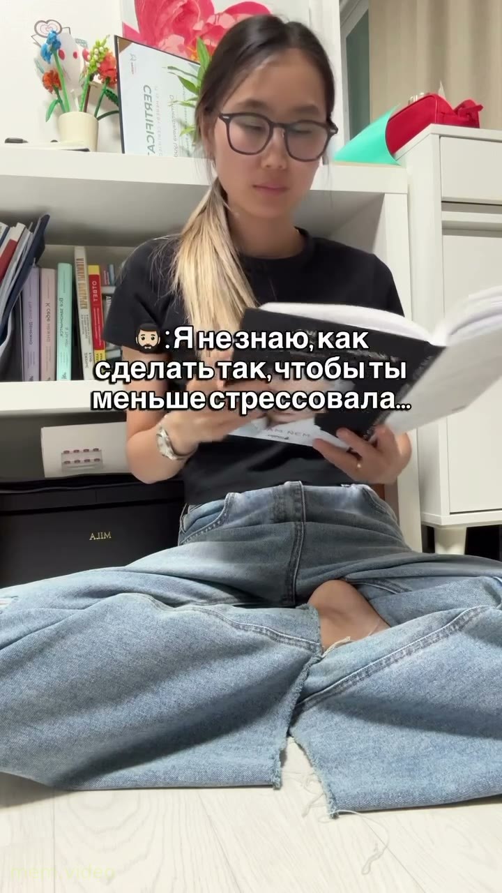 Кадр: Женщина раскладывает веер из денег на руке в машине