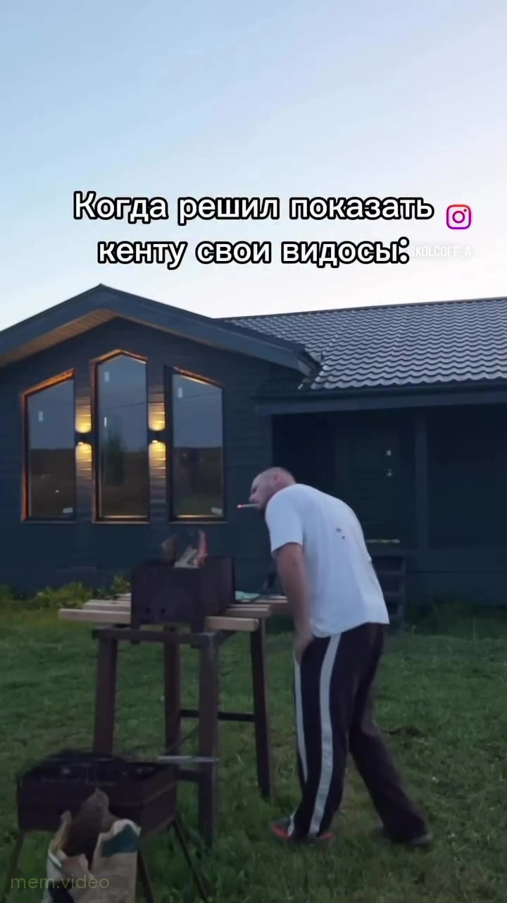 Кадр: Осёл подходит сзади и пугает мужчину на лавочке