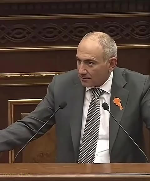 Кадр: Никол Пашинян в парламенте закрывает лицо рукой