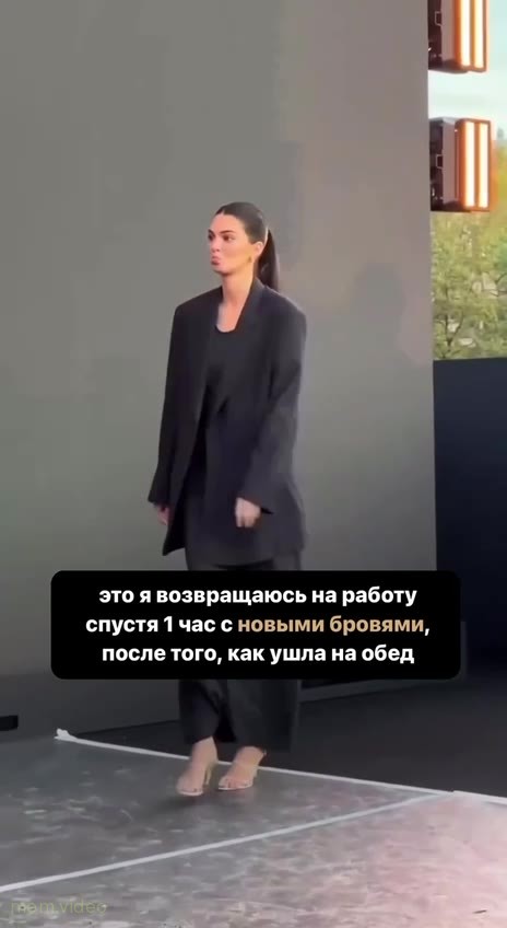 Кадр: Кендалл Дженнер в черном костюме