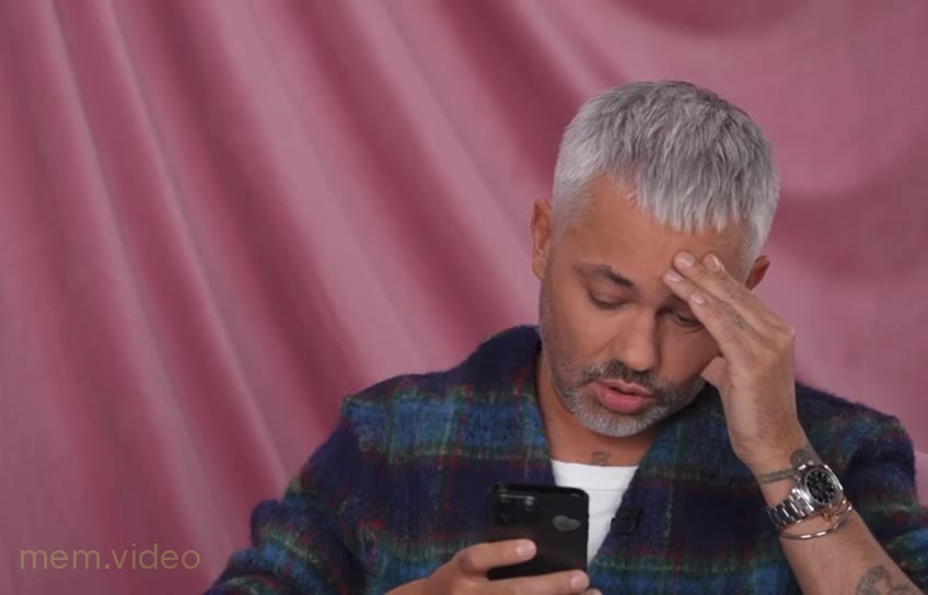 Кадр: "Ой, ёшкин кот" — Александр Рогов смотрит в телефон