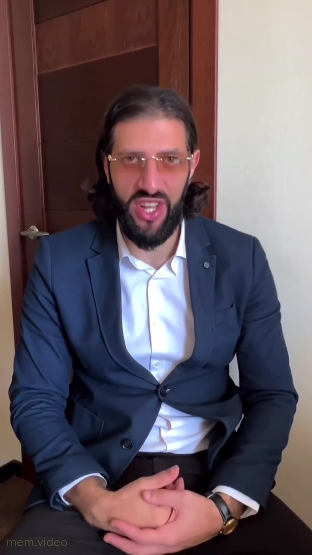 Кадр: «А что не перелистываешь? Интересно стало, да?»
