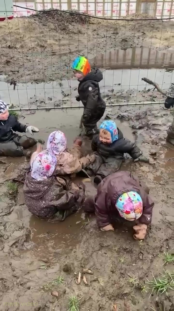 Кадр: Маленькие дети ползают в глубокой грязи