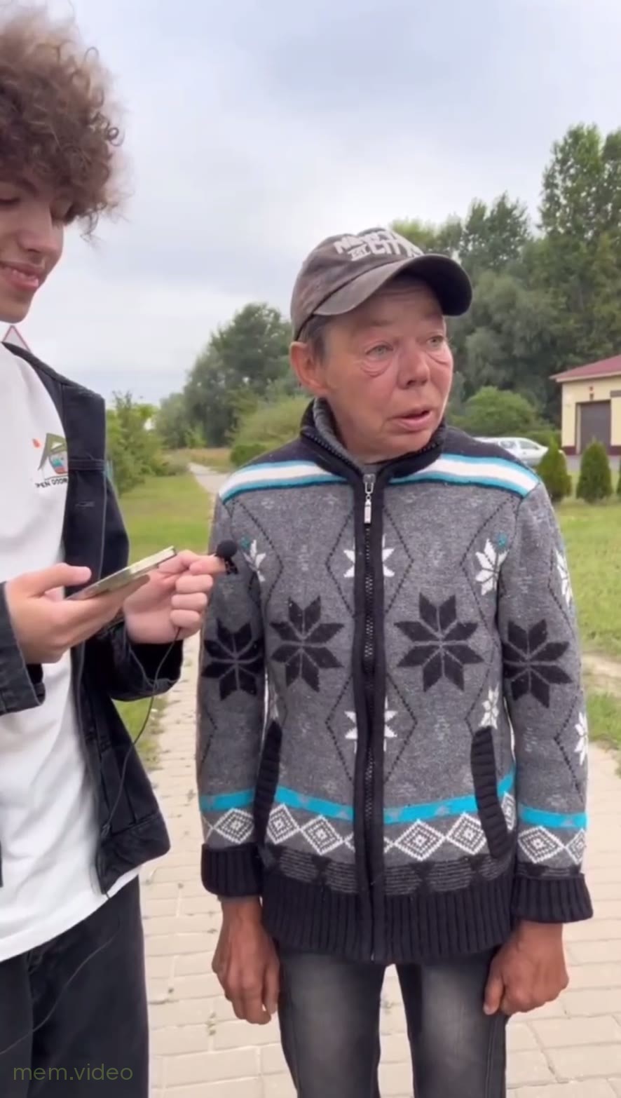 Кадр: «Ой, такие вопросы не могу ответить» — интервью на улице
