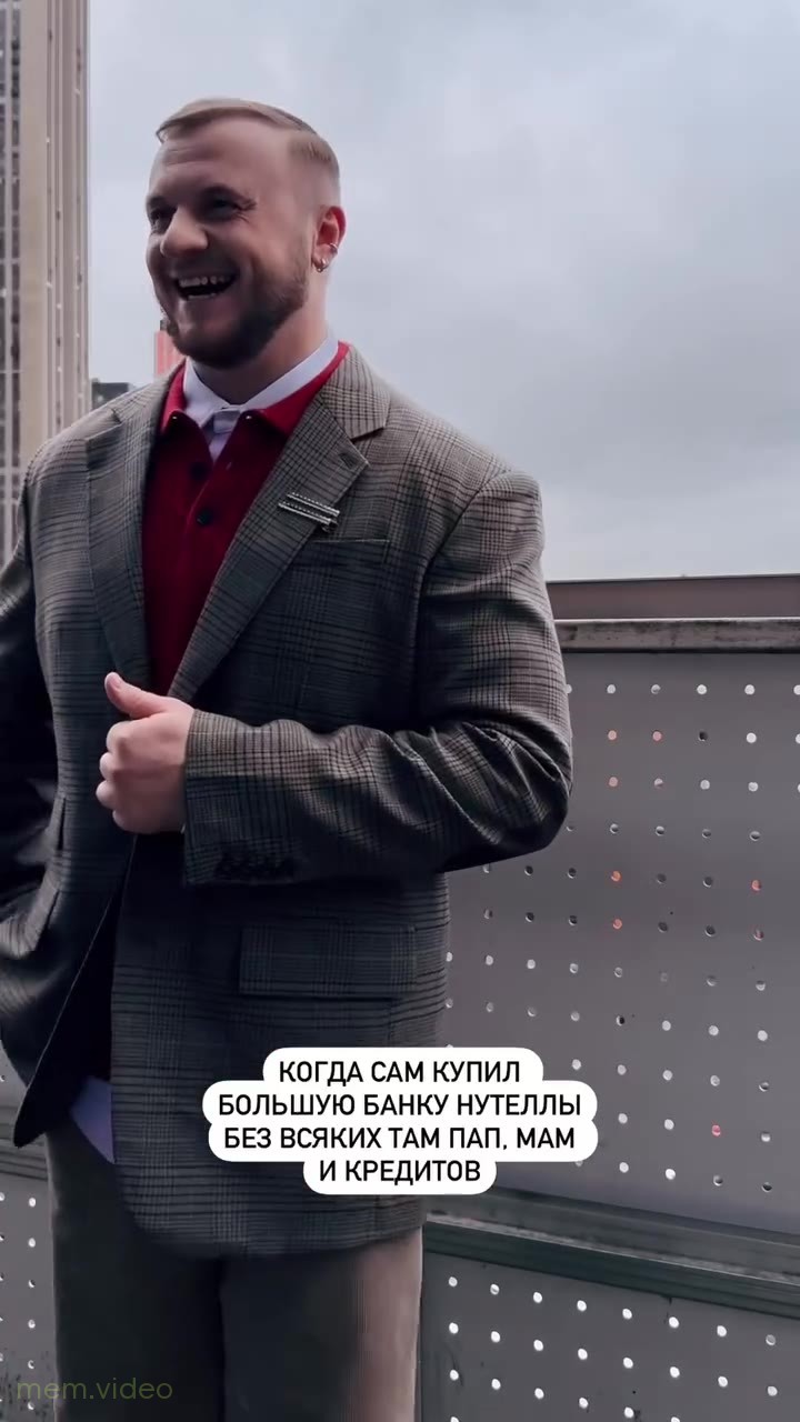 Кадр: Дима Журавлев смеется и танцует на балконе