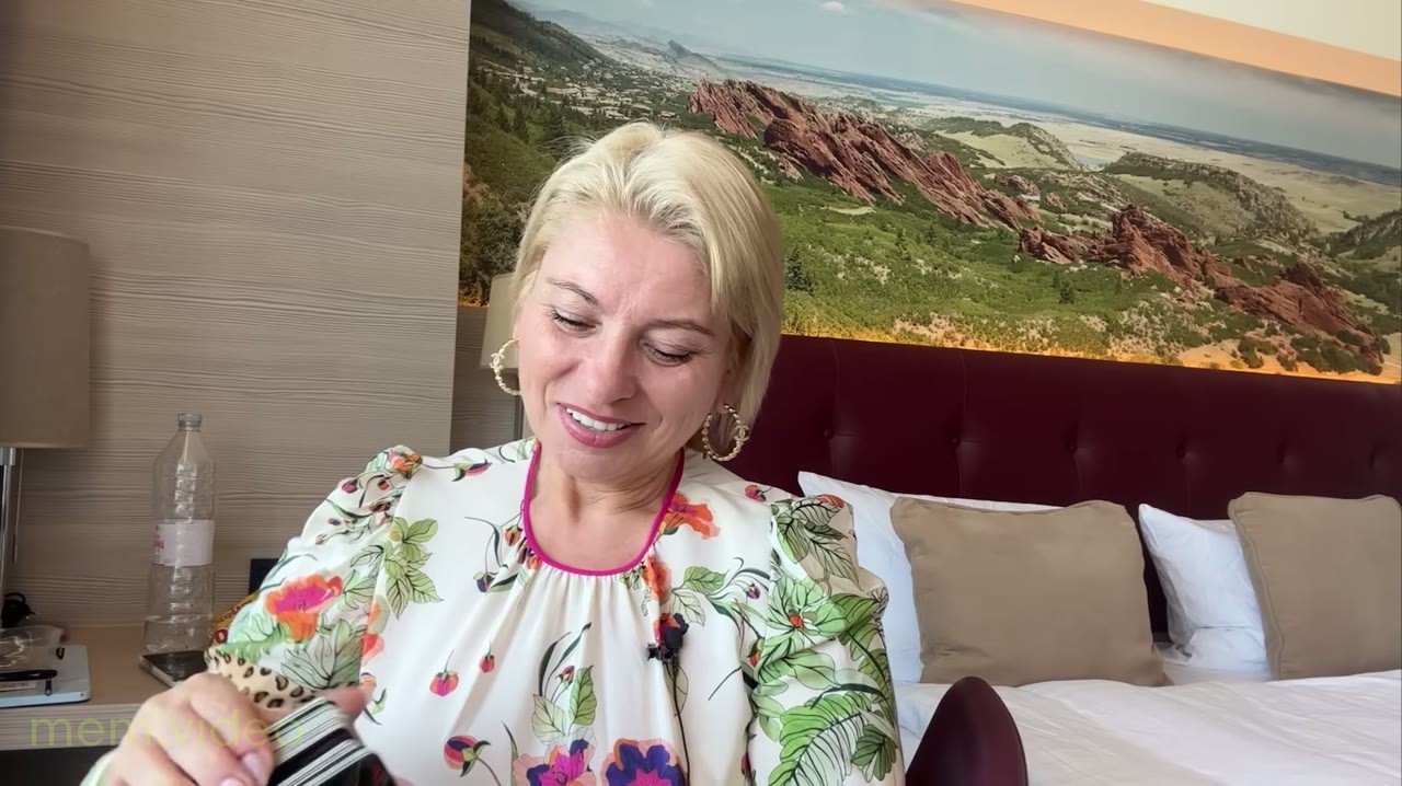 Кадр: Анжела Перл показывает карту «Смерть — карта перемен»