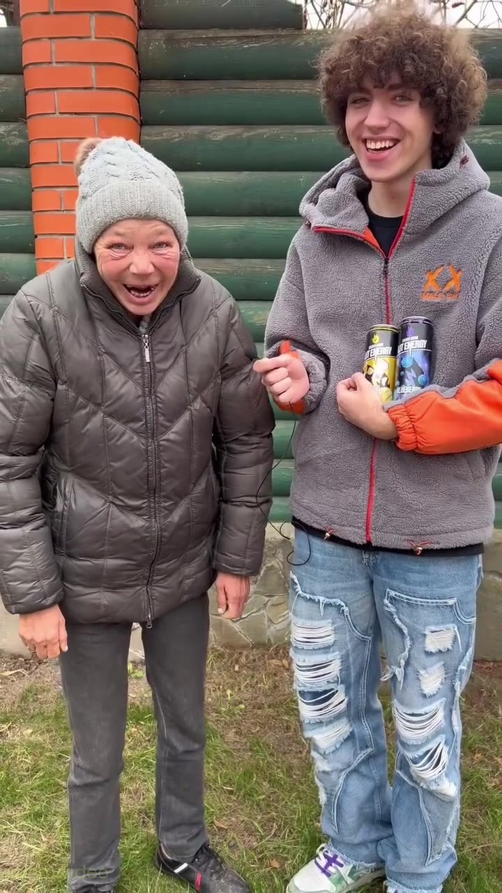 Кадр: Пожилая женщина смеется и кричит «Ура!» с парнем