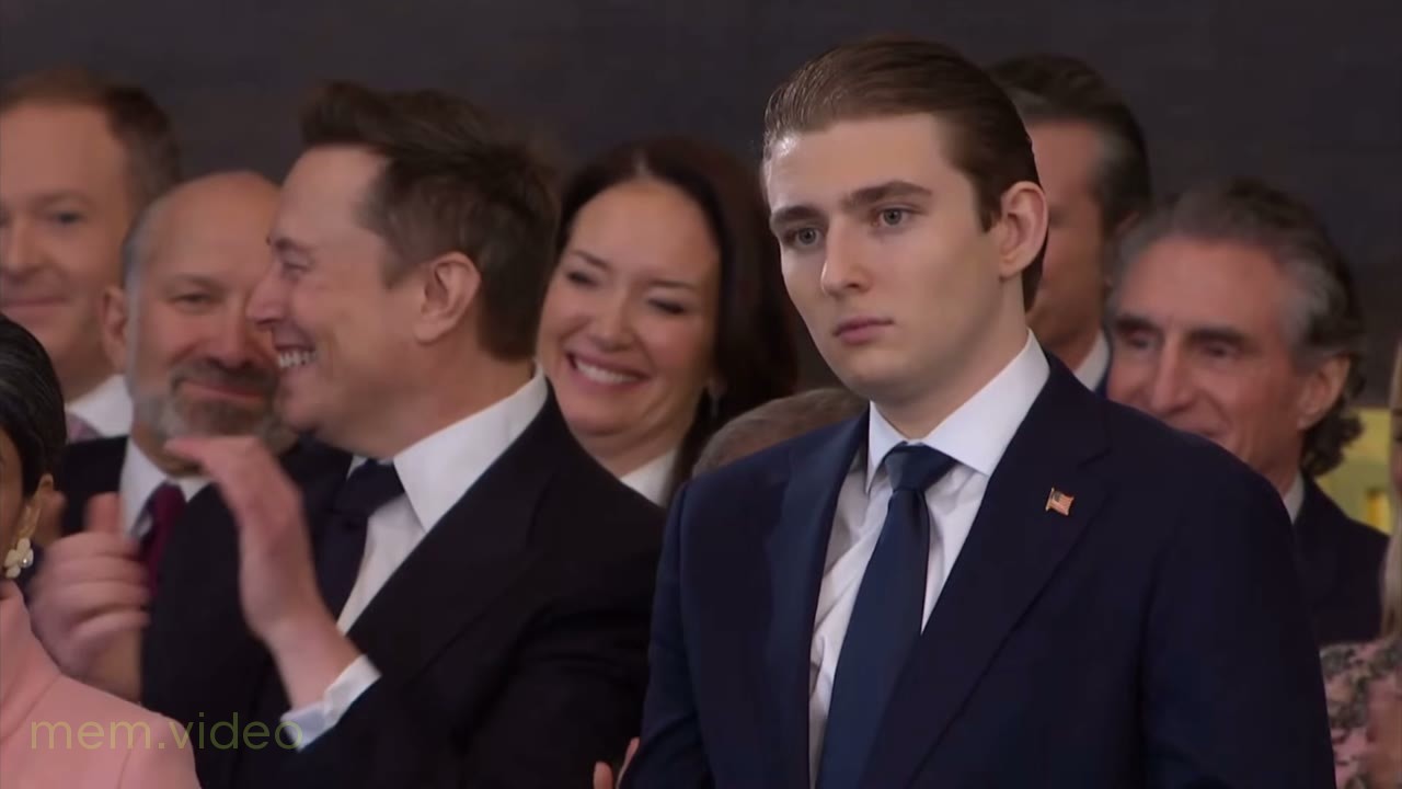 Кадр: Илон Маск хлопает, а Бэррон Трамп смотрит