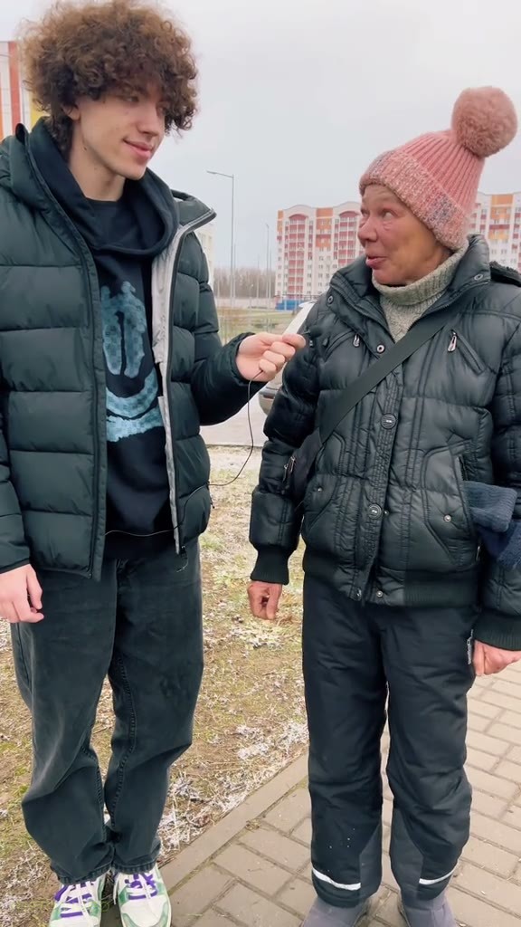 Кадр: «Ну шоколадку. А побольше? Особняк» — женщина на интервью