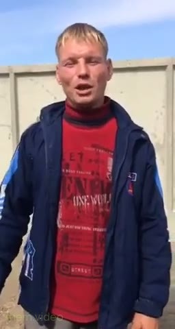Кадр: Мужчина в синей куртке поёт песня «Участковый, участковый»