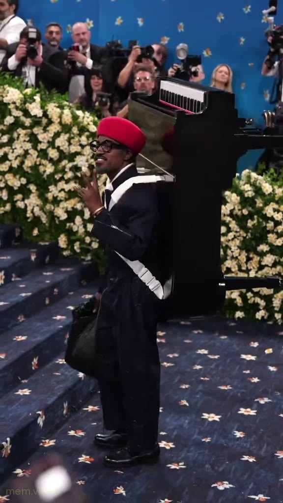 Кадр: Andre 3000 с роялем на спине на Met Gala