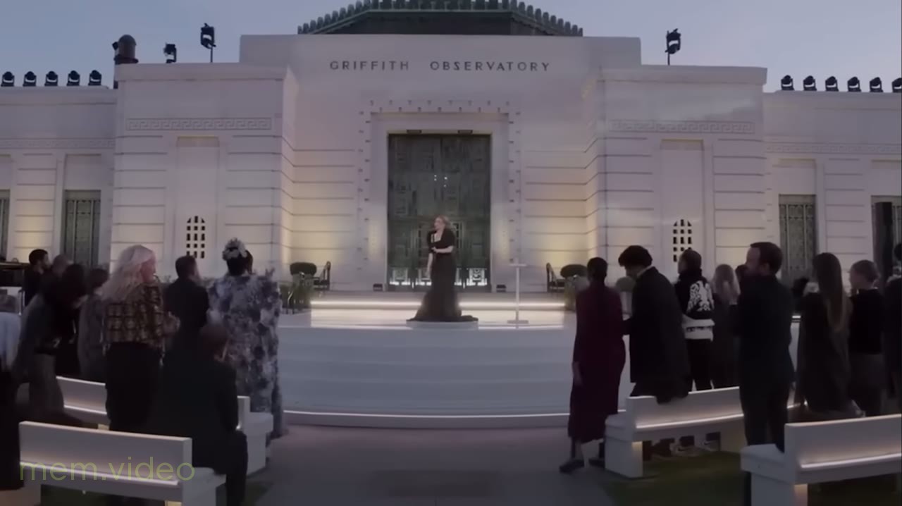 Кадр: Певица Адель поёт «Skyfall» — «This is the end»