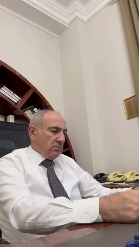 Кадр: Никол Пашинян сидит в кабинете