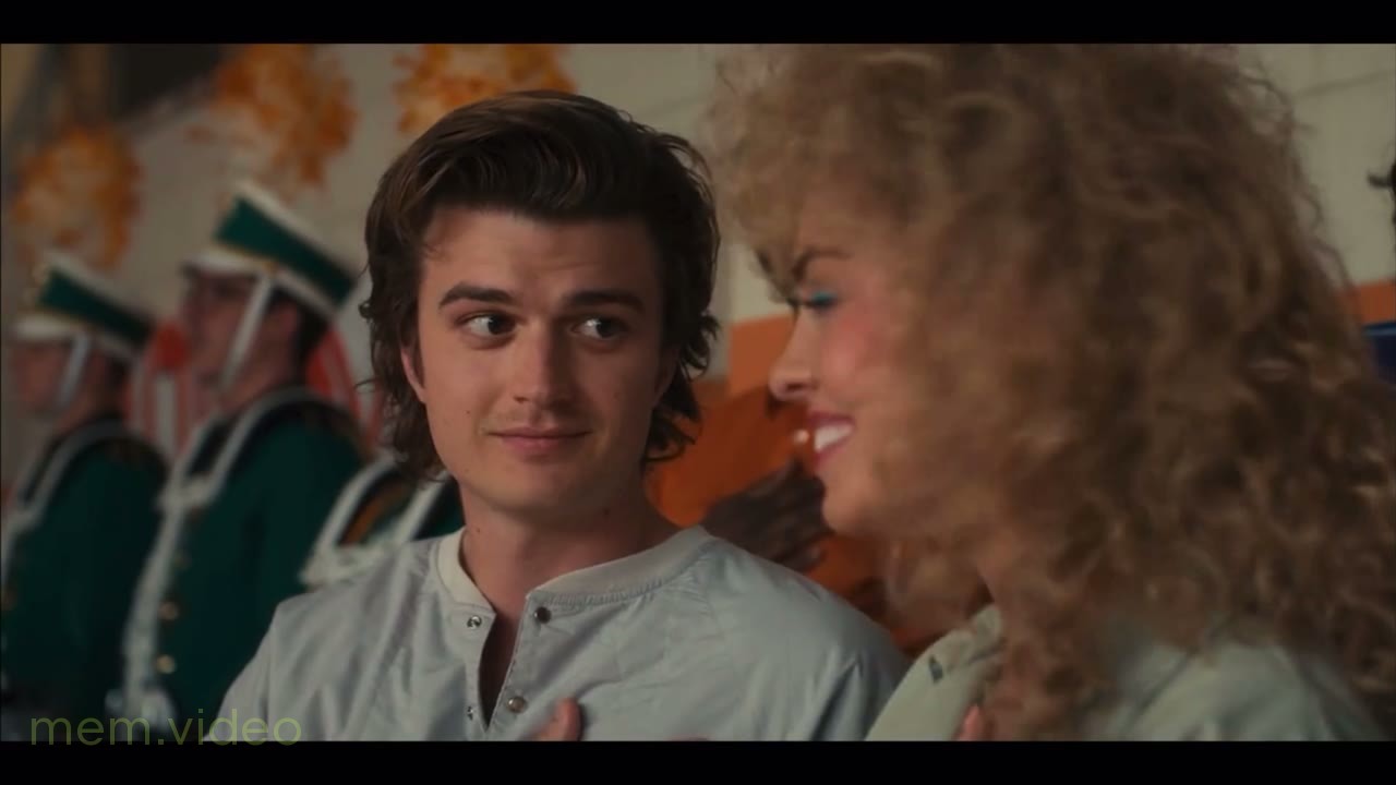 Кадр: Стив Харрингтон держит руку на сердце в «Stranger Things»