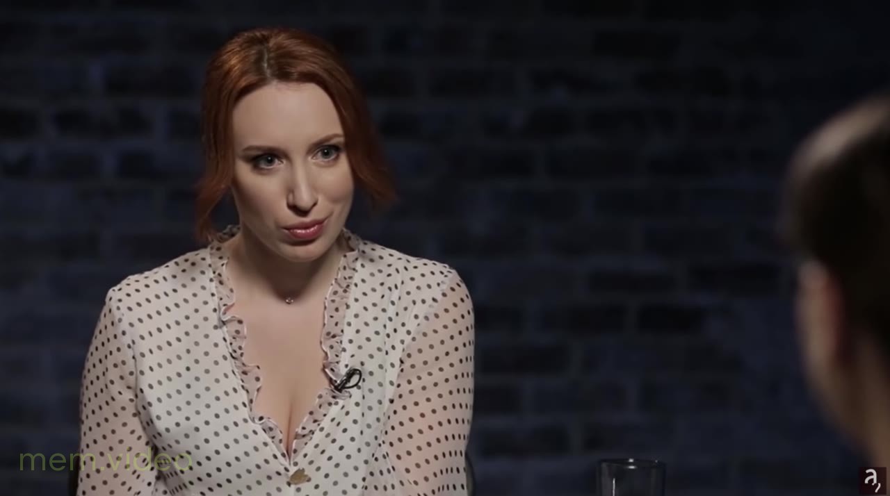 Кадр: «А я не знаю» — Темникова в чёрном пиджаке отвечает на интервью