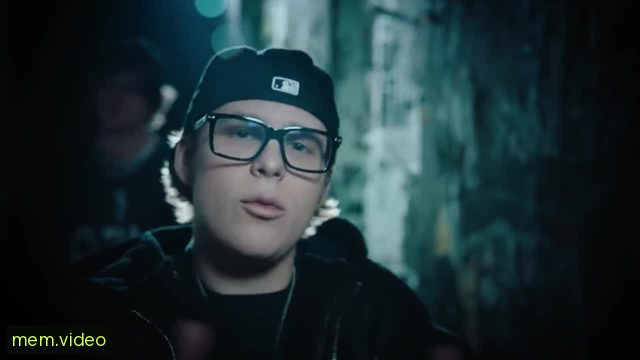 Кадр на 0:03