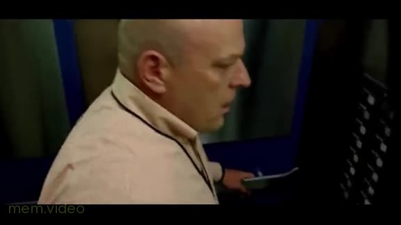 Кадр: Хэнк в лифте — мем из сериала Во все тяжкие