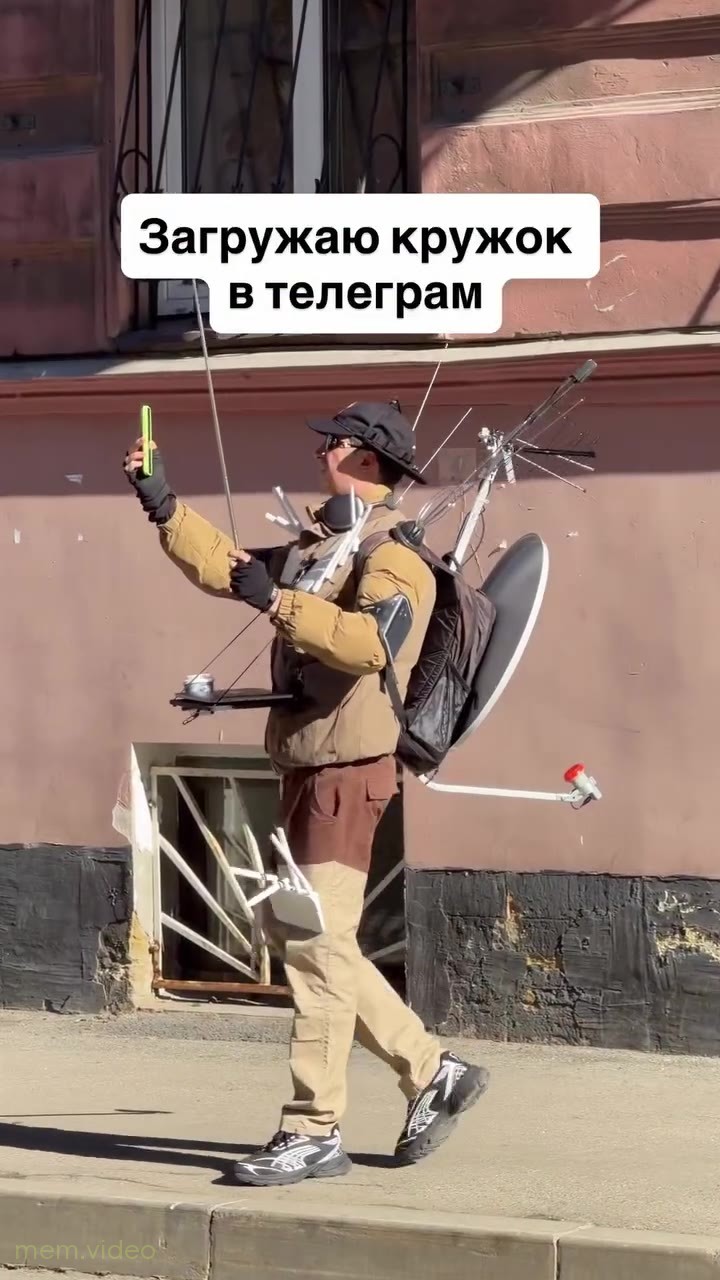 Кадр: Илья Куруч с антенной ищет связь