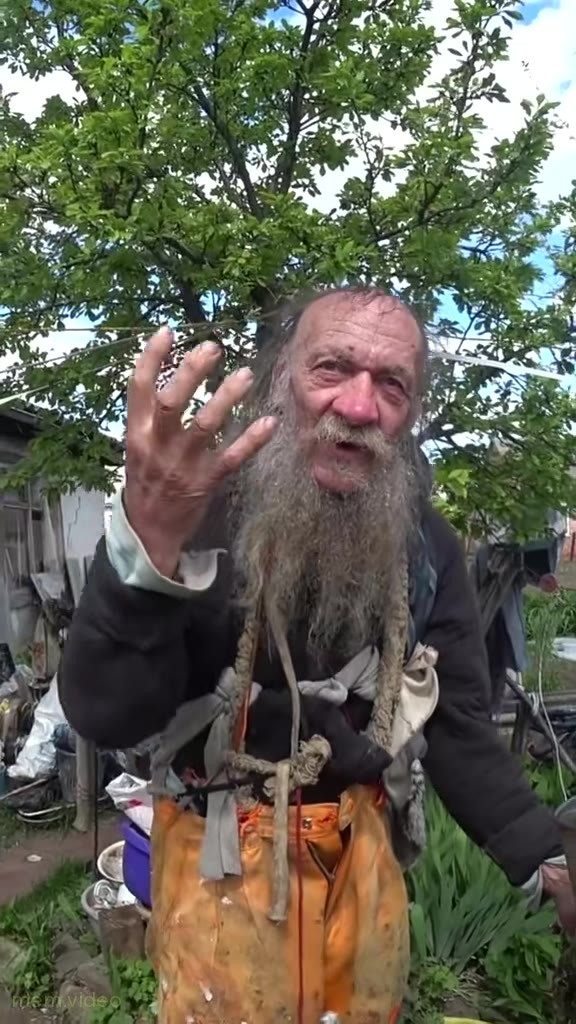 Кадр: Пожилой мужчина с бородой требует закрыть рот — оригинал