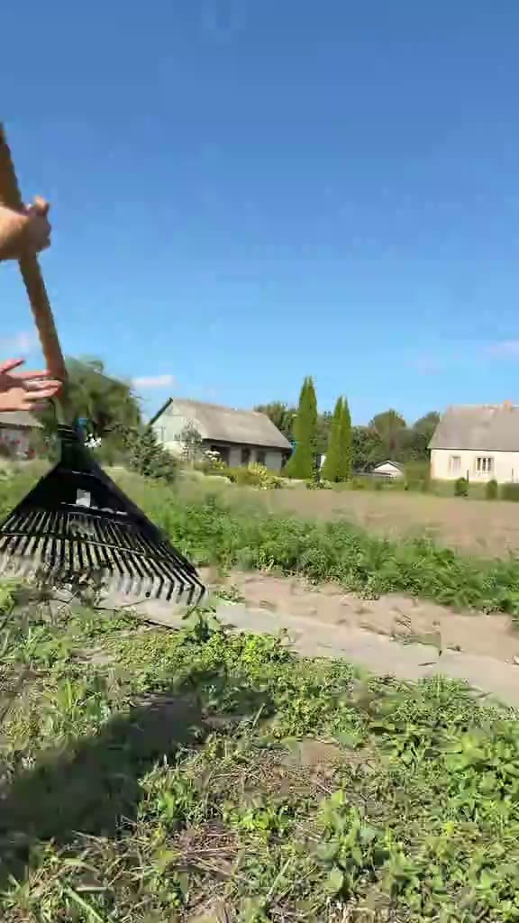 Кадр: «Я женщина, я не буду работать» — девочка танцует в огороде
