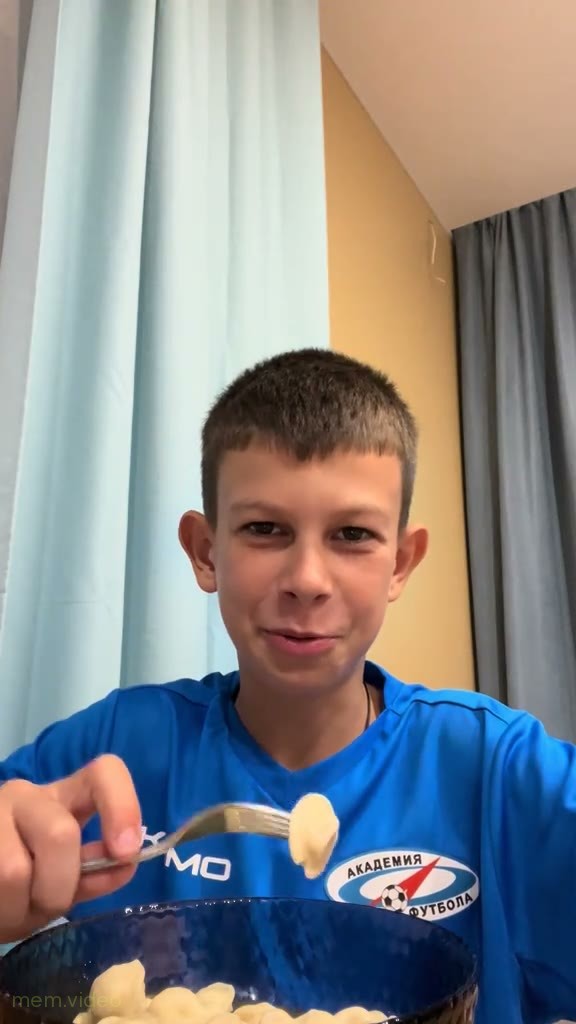 Кадр: Богдан в синей футболке ест пельмени